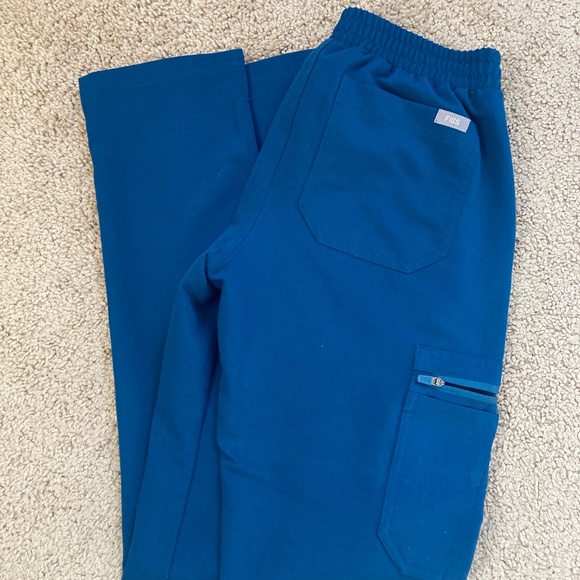 Figs Scrubs Deep Reef XXS Catarina top and XXS Yola pants - Picture 8 of 8